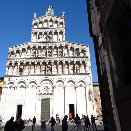 Liz Beth Apartman Lucca